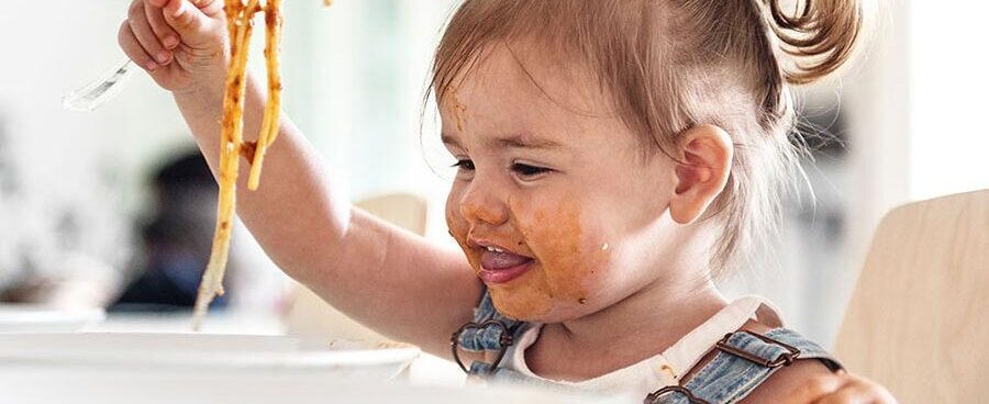 alimentazione e bambini bambina che gli spaghetti con le posate
