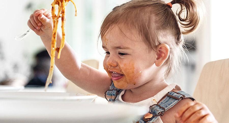 alimentazione e bambini bambina che gli spaghetti con le posate