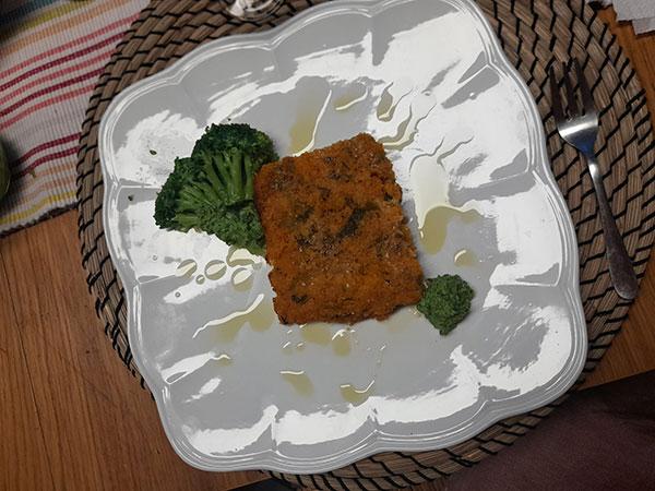 miglio e zucca serviti con cavolo su piatto bianco