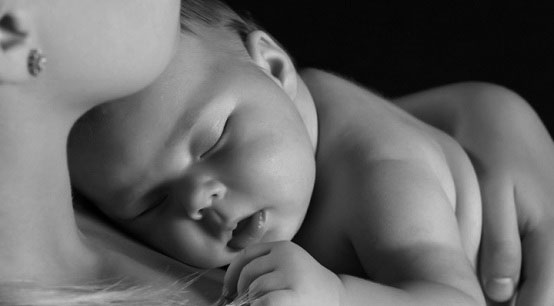 attraverso la maternità neonato dorme sul petto della mamma